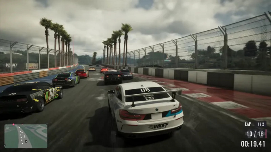 Carro de rali num autodromo em Grand Theft Auto VI