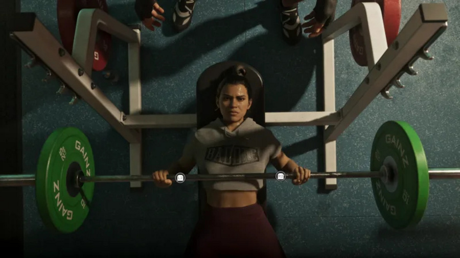 Lucia levantando peso no supino em Grand Theft Auto VI
