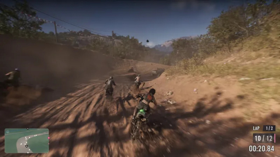 Lucia numa moto de trilha em corrida fora de estrada em Grand Theft Auto VI