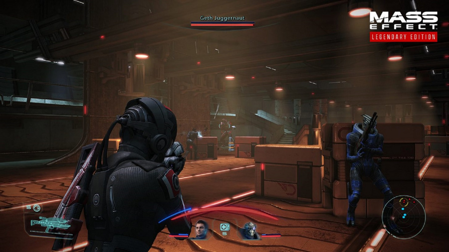 Comandante Shepard em combate em Mass Effect Legendary Edition, da BioWare
