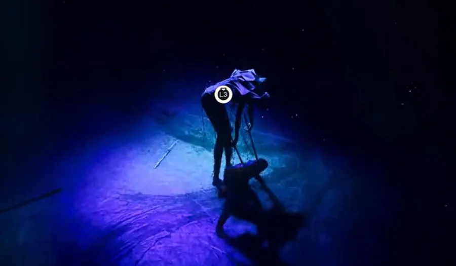 Execucao da Dancarina com a luz azul em Control Resonant